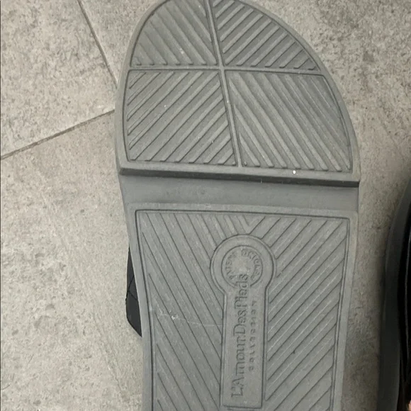 Chic Black Quilted Women's Sandals - Picture 3 of 5